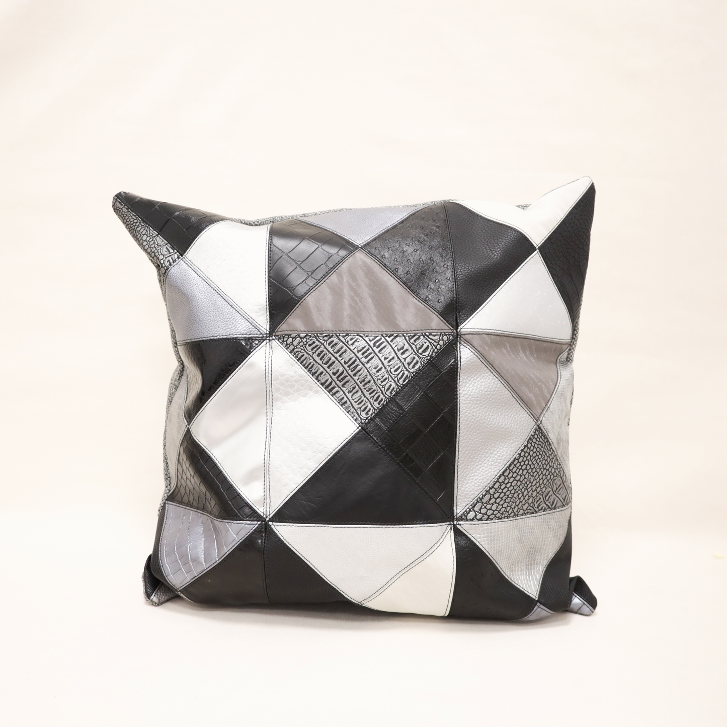 Almofada Patchwork Preto e Branco